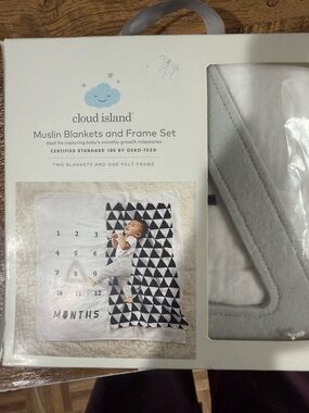 cloud island White and Black Muslin Milestone Blanket Set